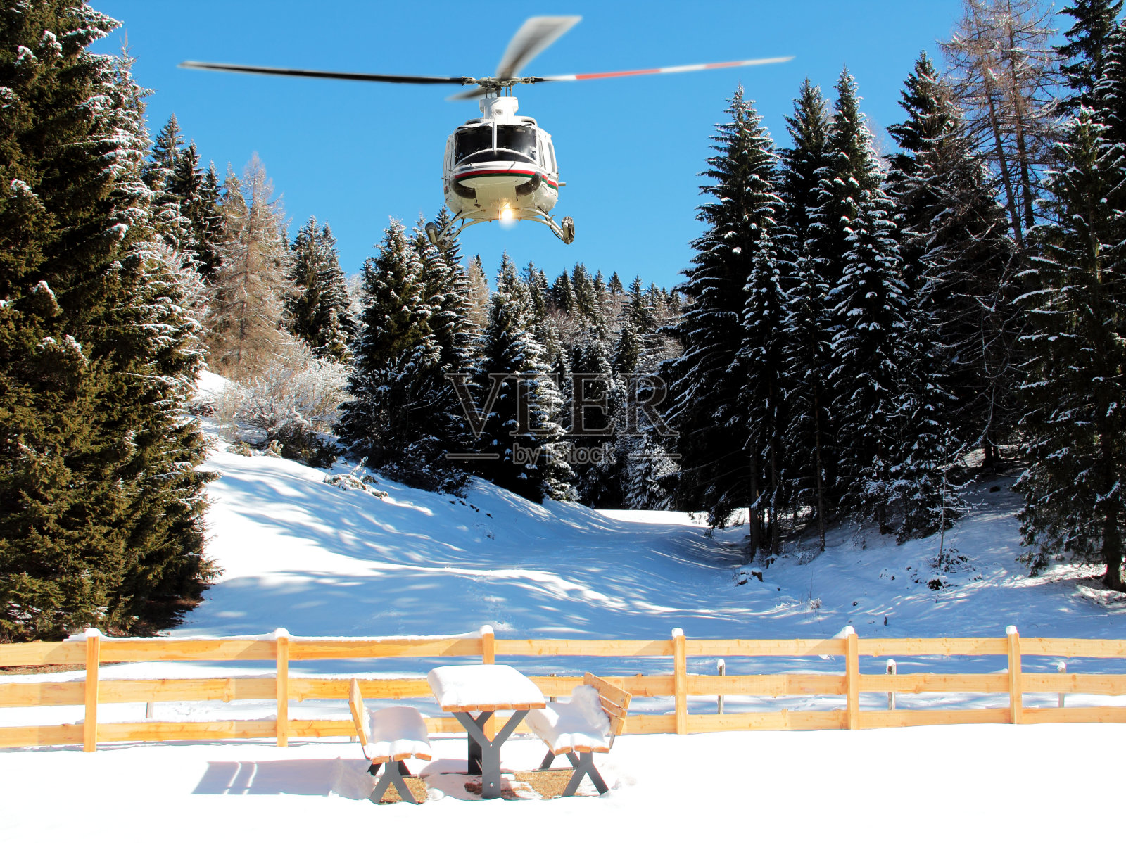 山区直升机救援照片摄影图片