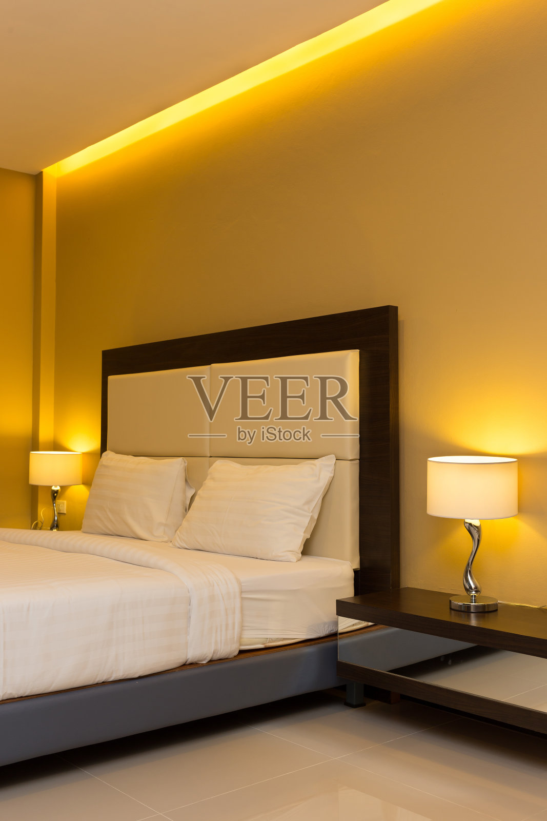 有床和灯装饰的卧室照片摄影图片