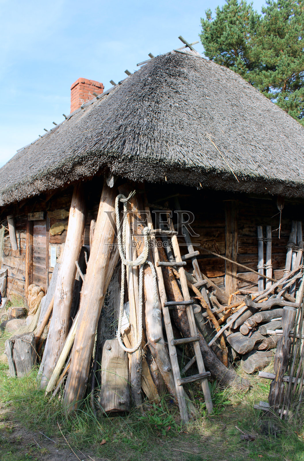 有芦苇屋顶的小屋照片摄影图片