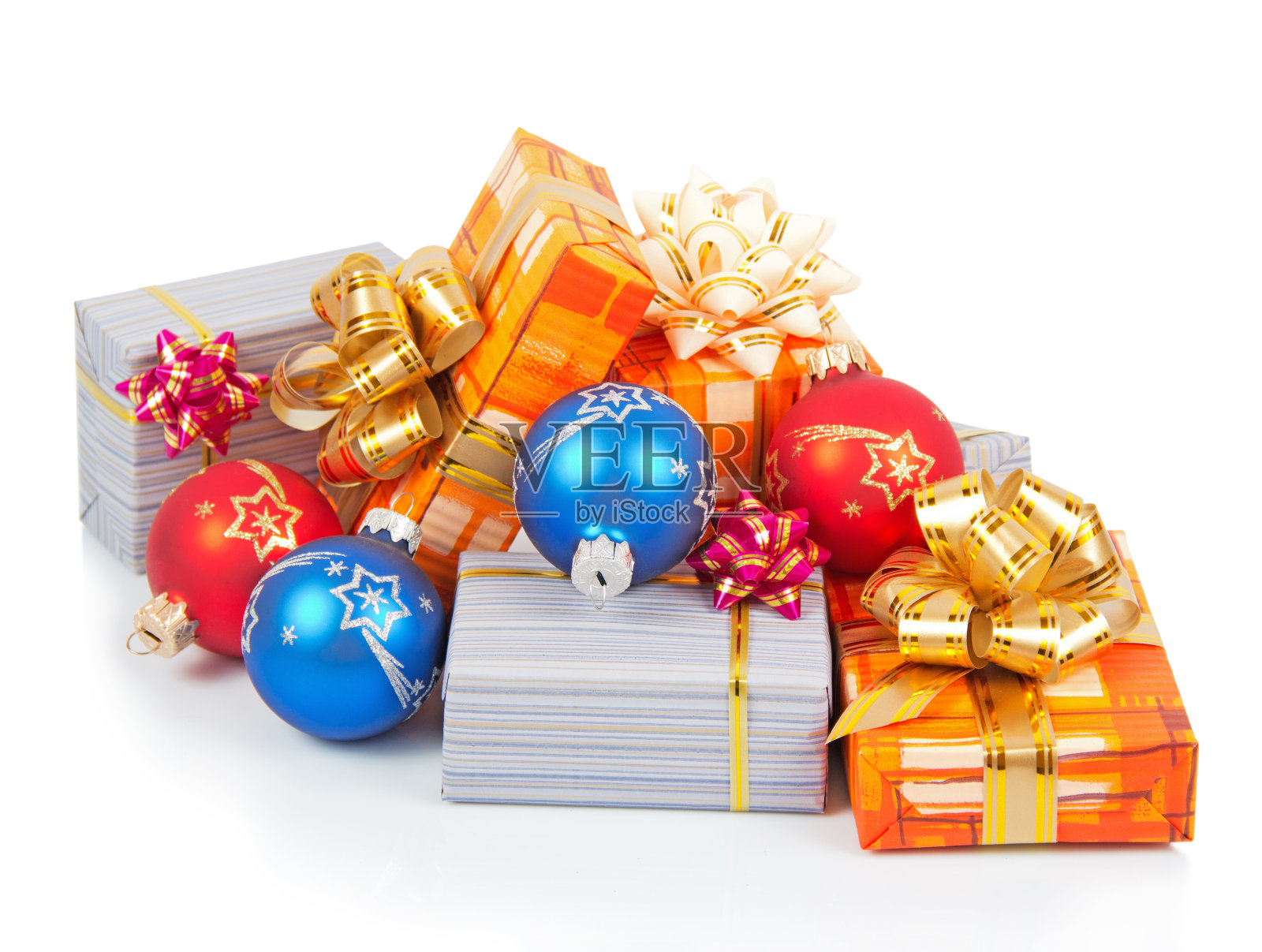 五颜六色的圣诞球和礼物照片摄影图片