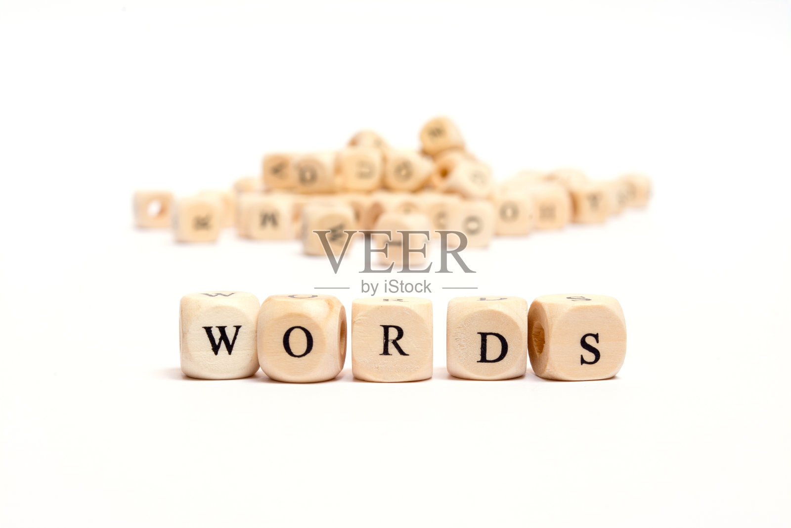 字与骰子在白色的背景-字照片摄影图片