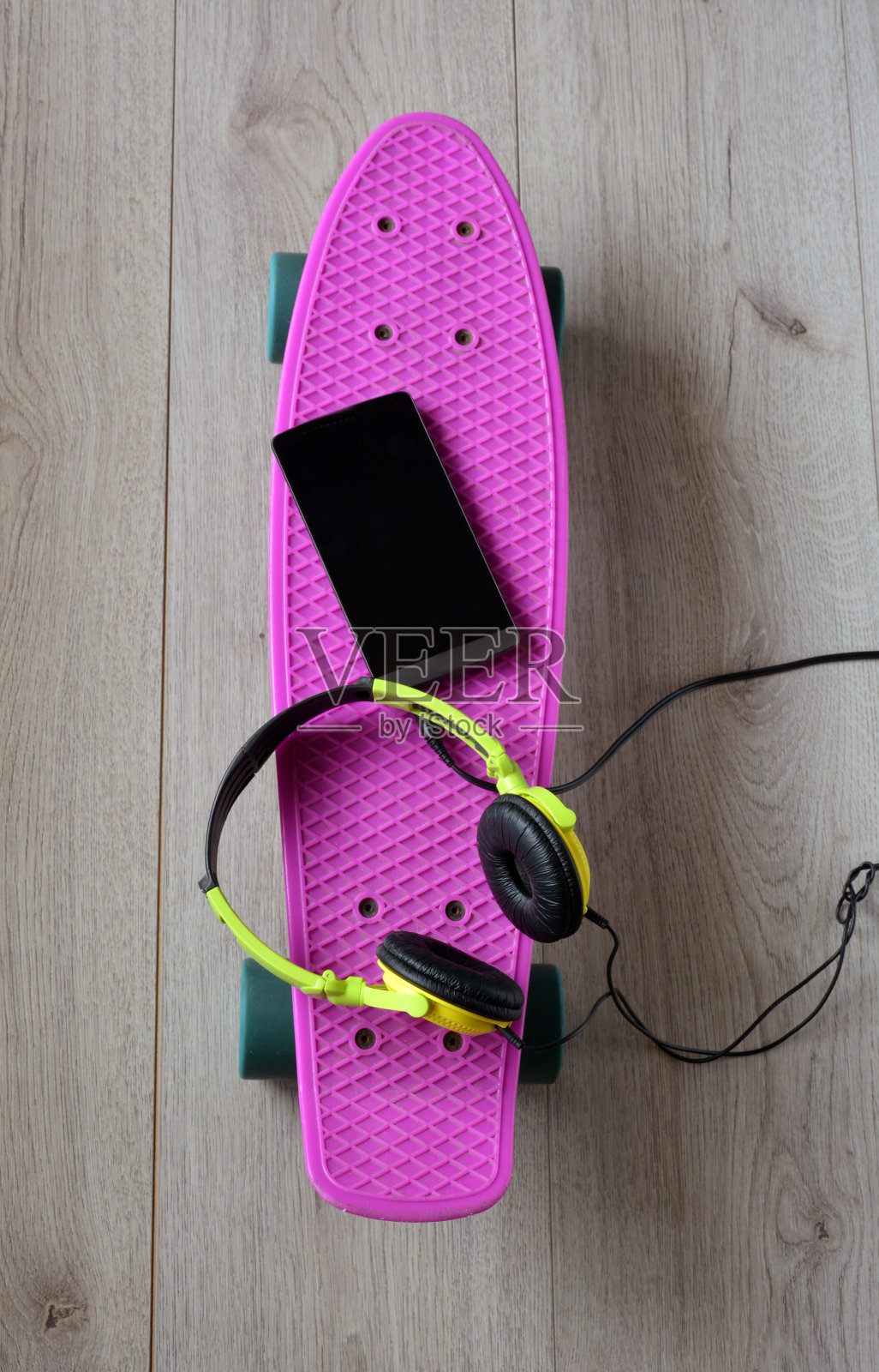 带手机的滑板照片摄影图片