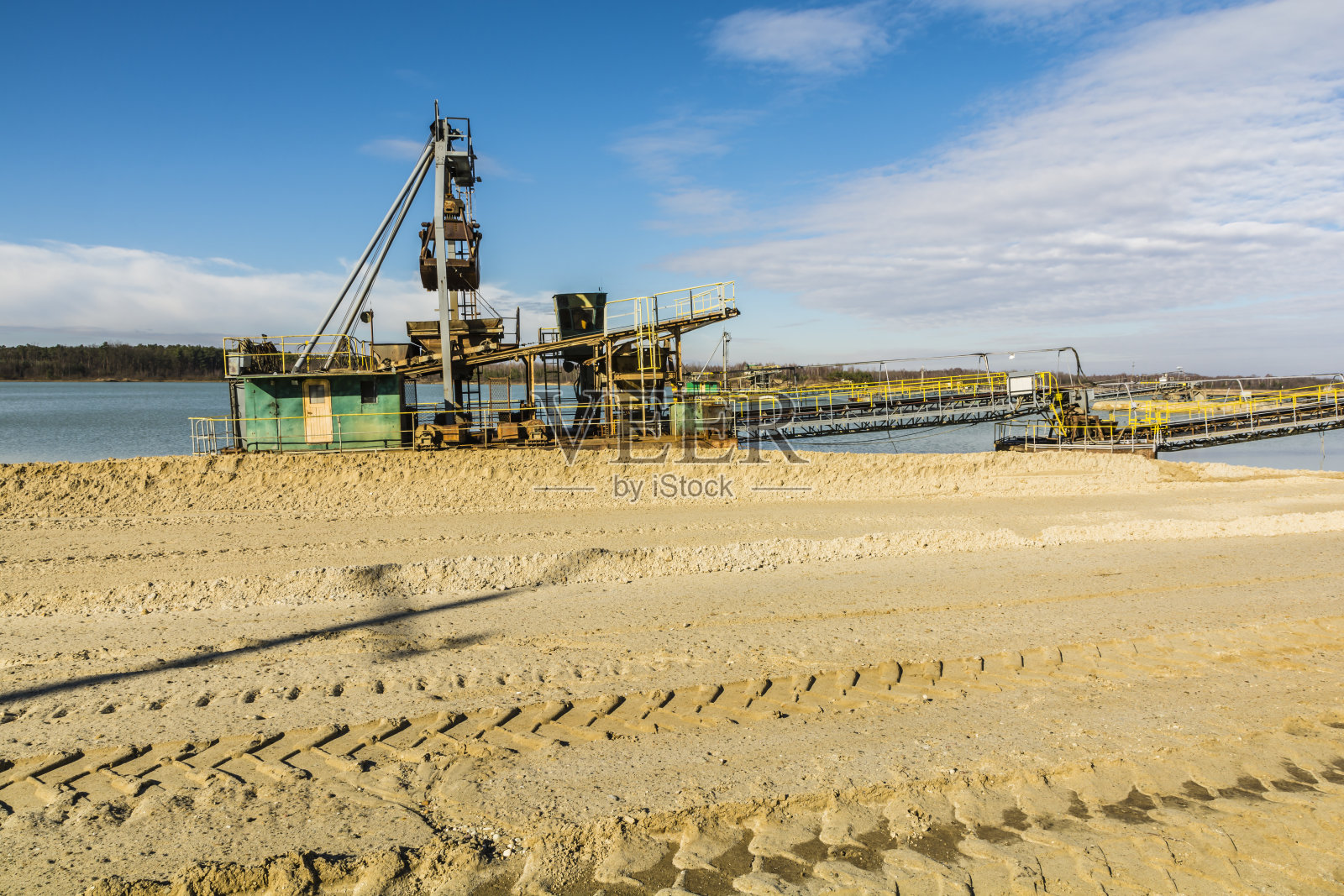 疏浚工作在预期中进行。照片摄影图片