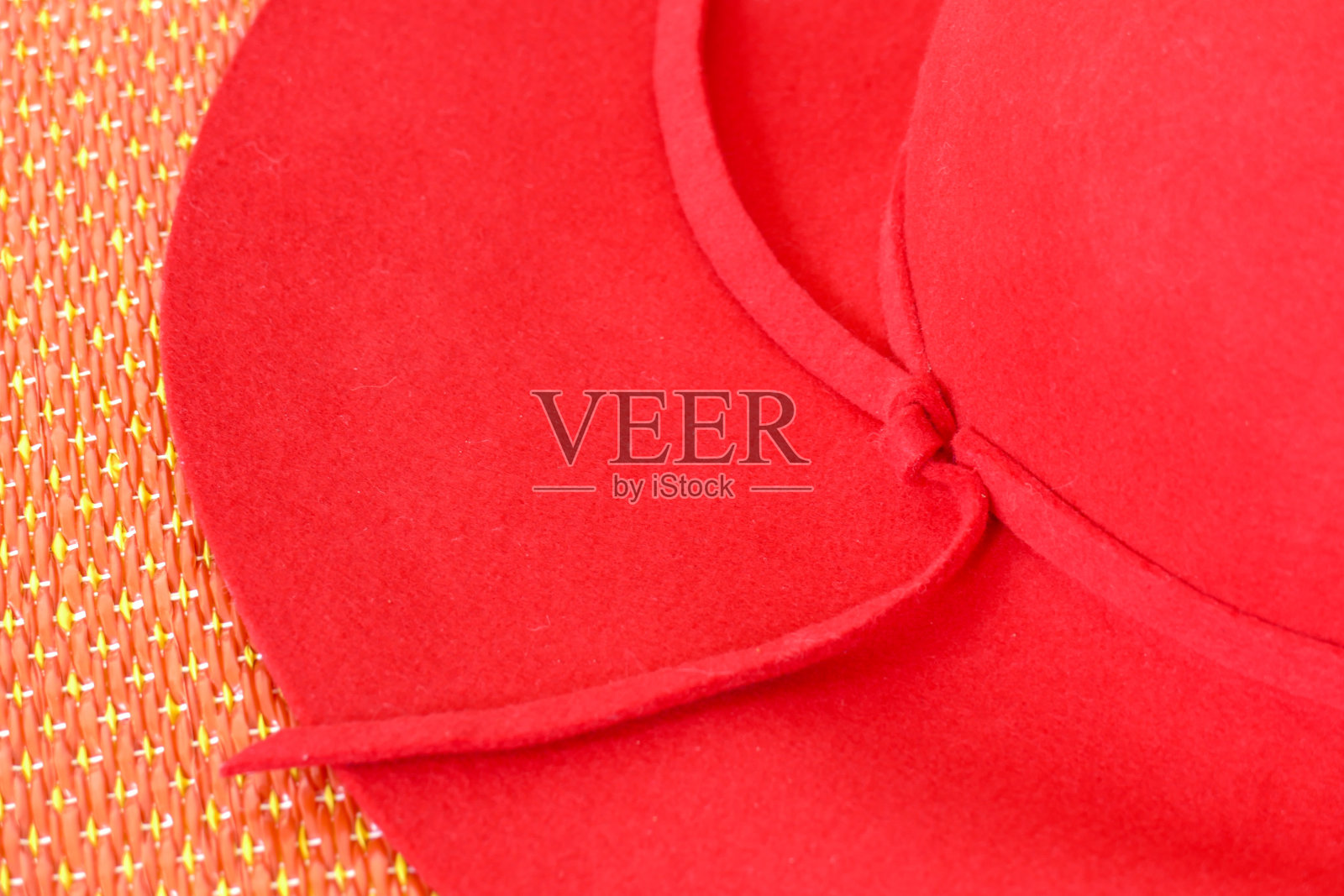 红色的垫子上戴着红色的帽子照片摄影图片