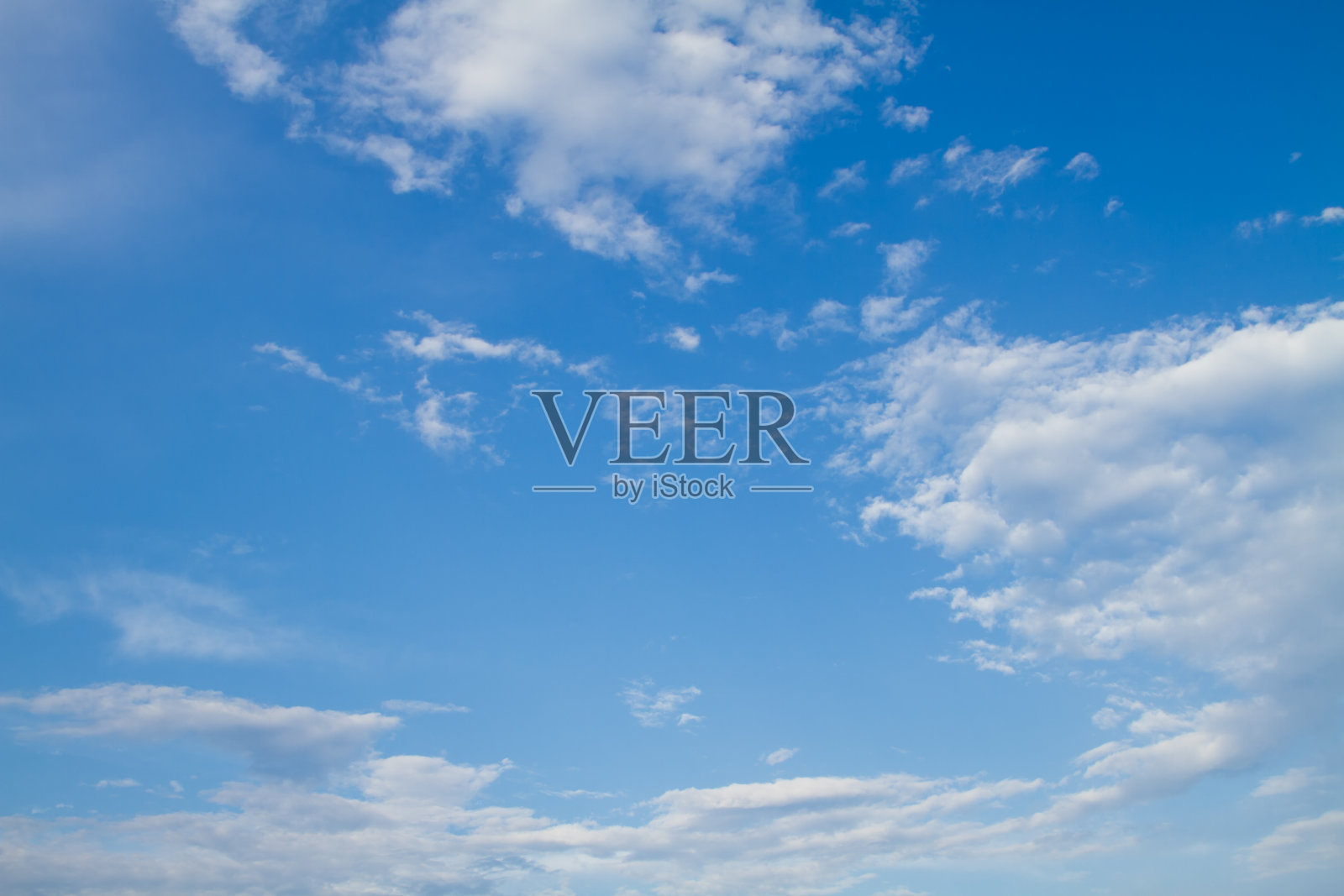 蓝天下蓬松的白云。照片摄影图片