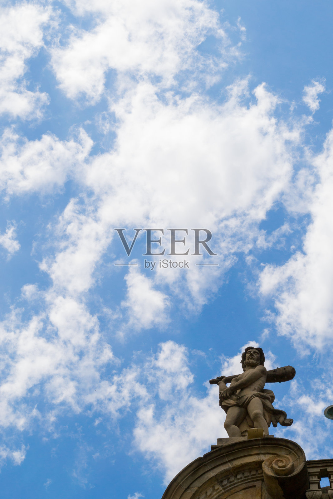 潘普洛纳市政厅顶上的雕像照片摄影图片