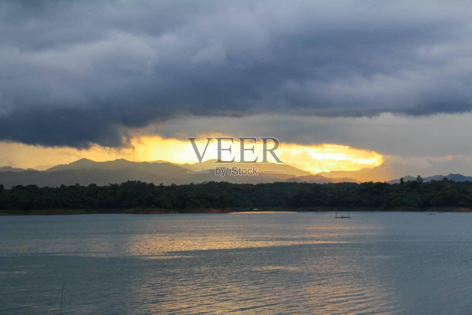 泰国北碧府的哇集拉隆功大坝。照片摄影图片