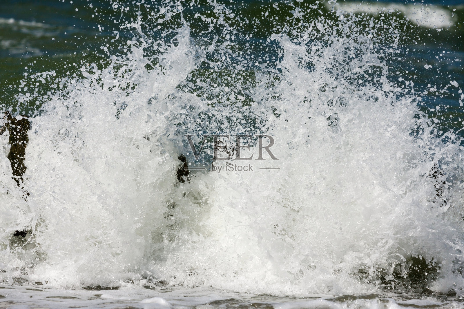 海浪冲击防波堤。照片摄影图片