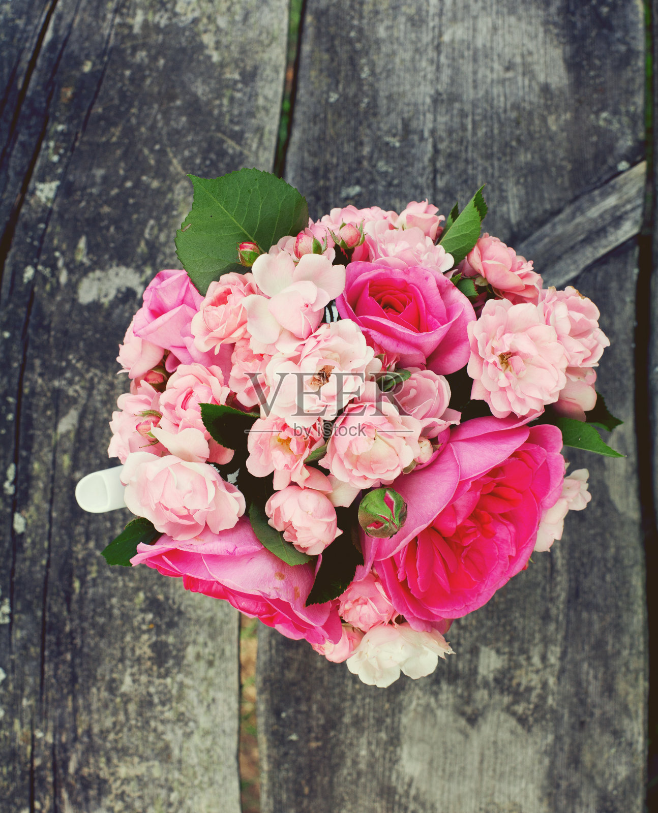 木质表面上的玫瑰花束照片摄影图片