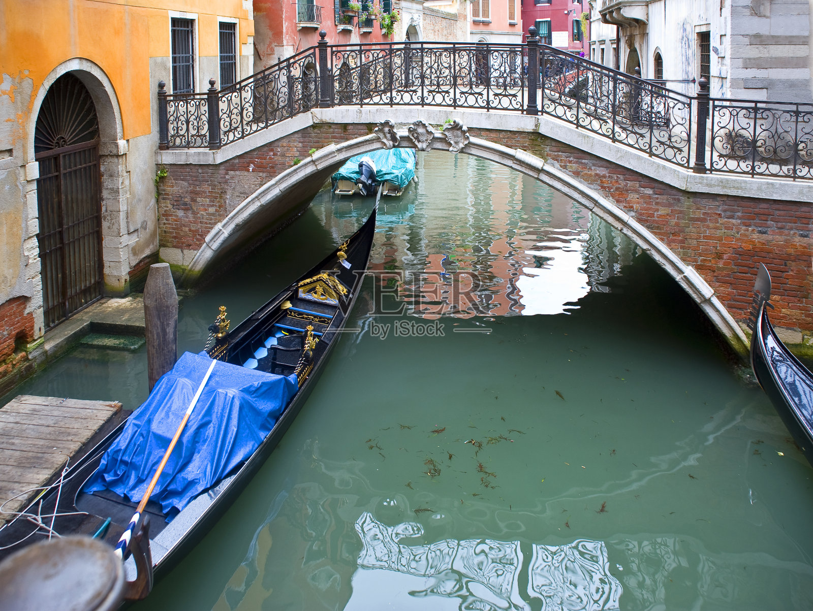 威尼斯。房屋之间的桥梁照片摄影图片
