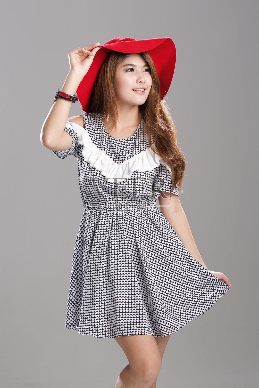 亚洲模特在裁剪肩腰连衣裙。照片摄影图片