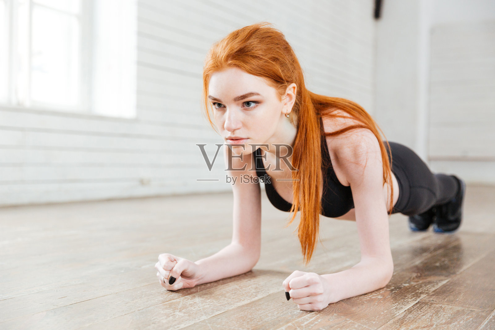 集中美丽的健身女孩在运动服锻炼做一个平板支撑照片摄影图片