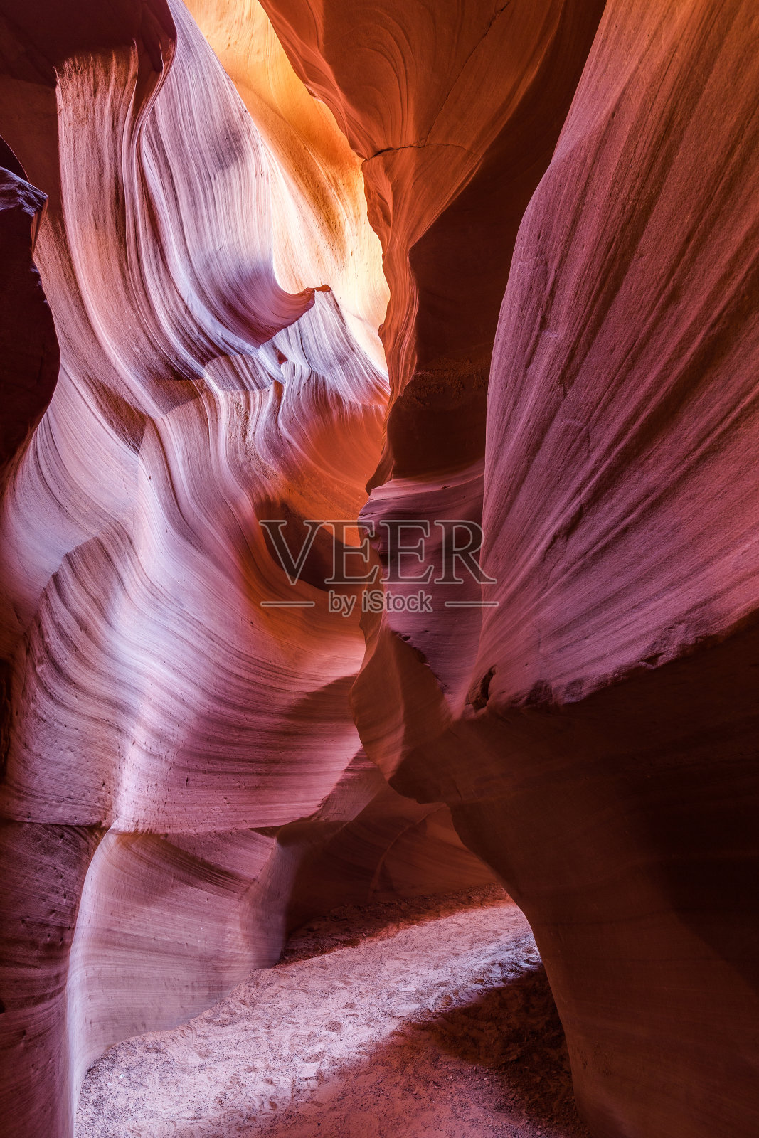 羚羊峡谷在纳瓦霍保留地附近的Page，亚利桑那州，美国。照片摄影图片