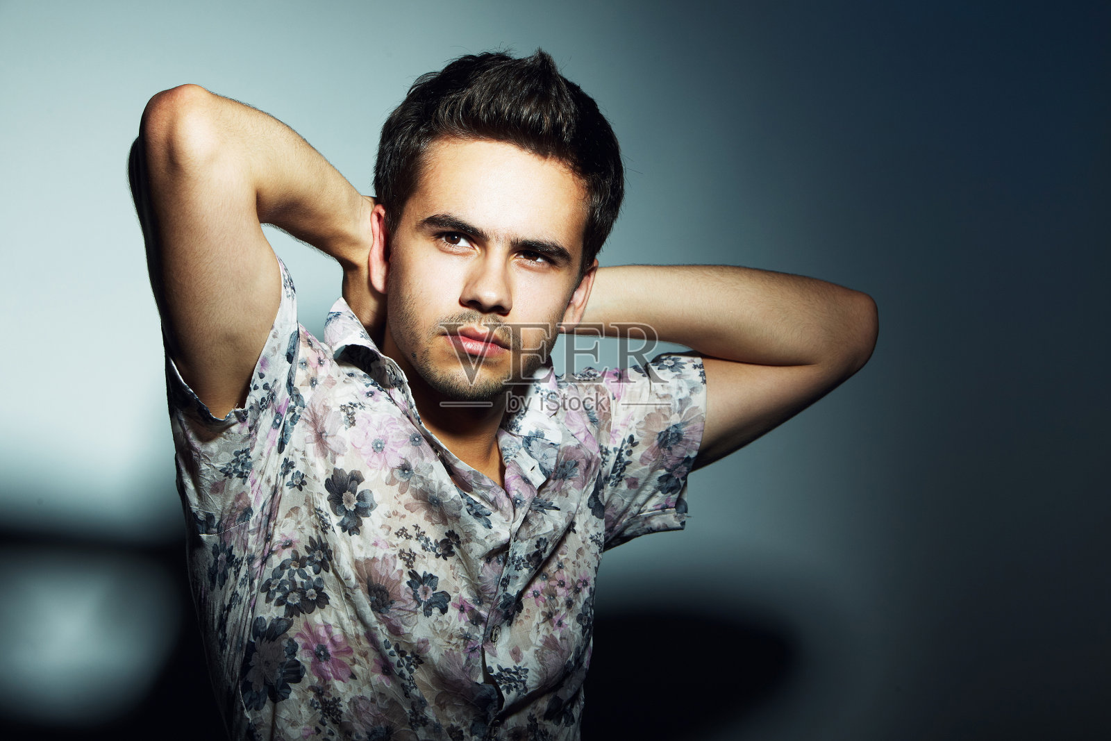 聚光灯下的性感年轻人的肖像照片摄影图片