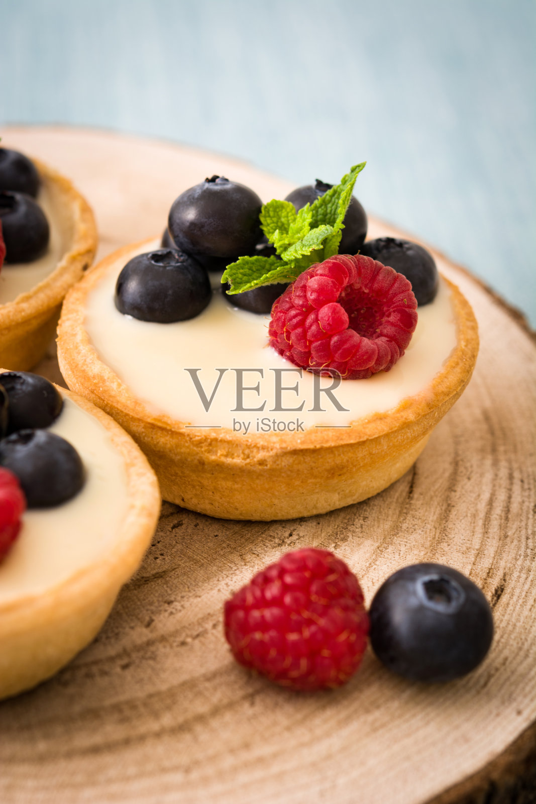 美味的果馅饼配覆盆子照片摄影图片