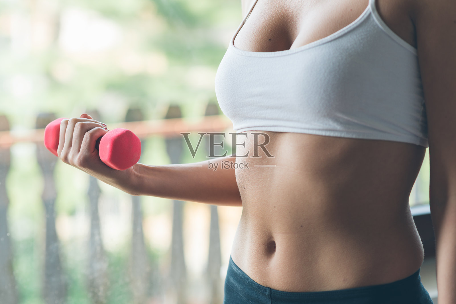 女运动员手持哑铃照片摄影图片