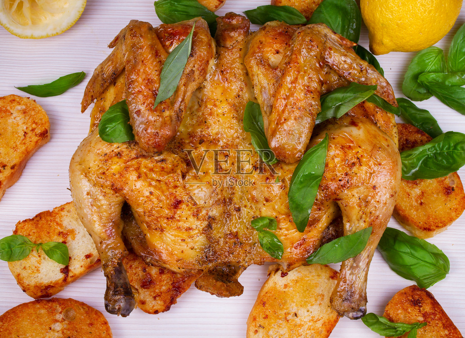 面包，罗勒和柠檬鸡肉。照片摄影图片