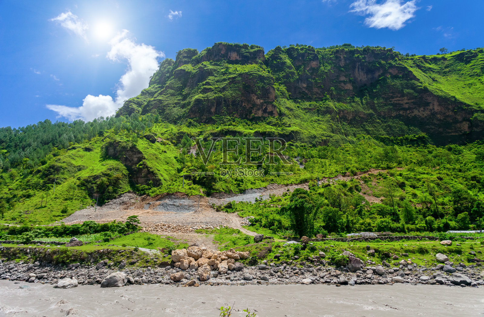 尼泊尔的河流和山脉照片摄影图片