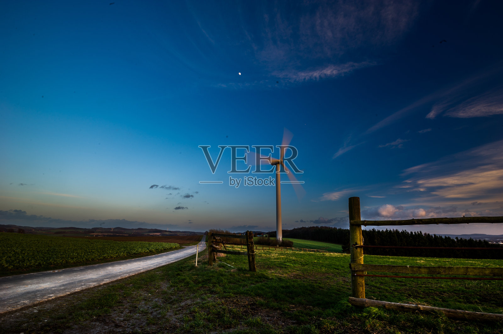 当蓝月亮敲响的时候照片摄影图片