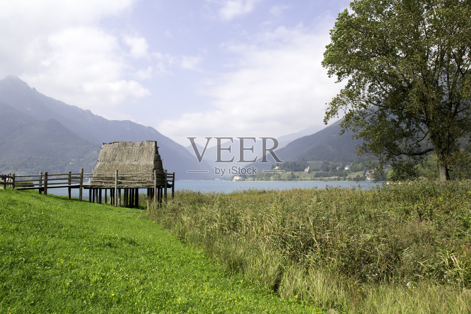 旧石器时代pile-dwelling照片摄影图片