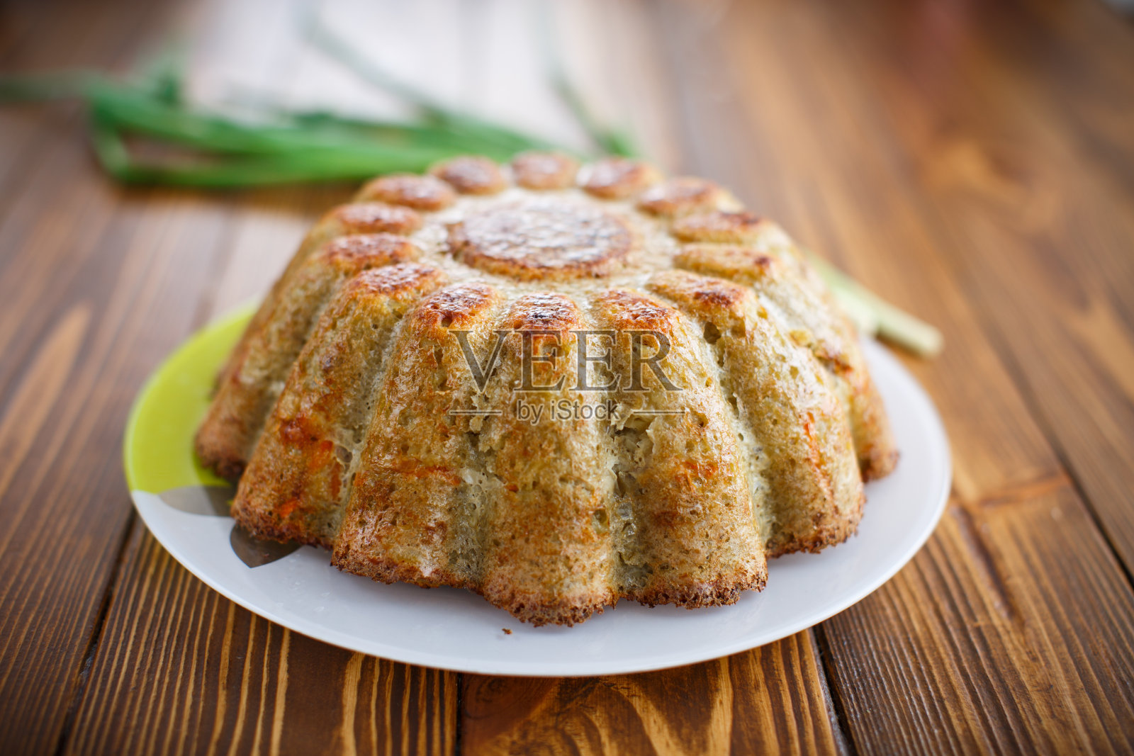 土豆砂锅，里面有蔬菜照片摄影图片