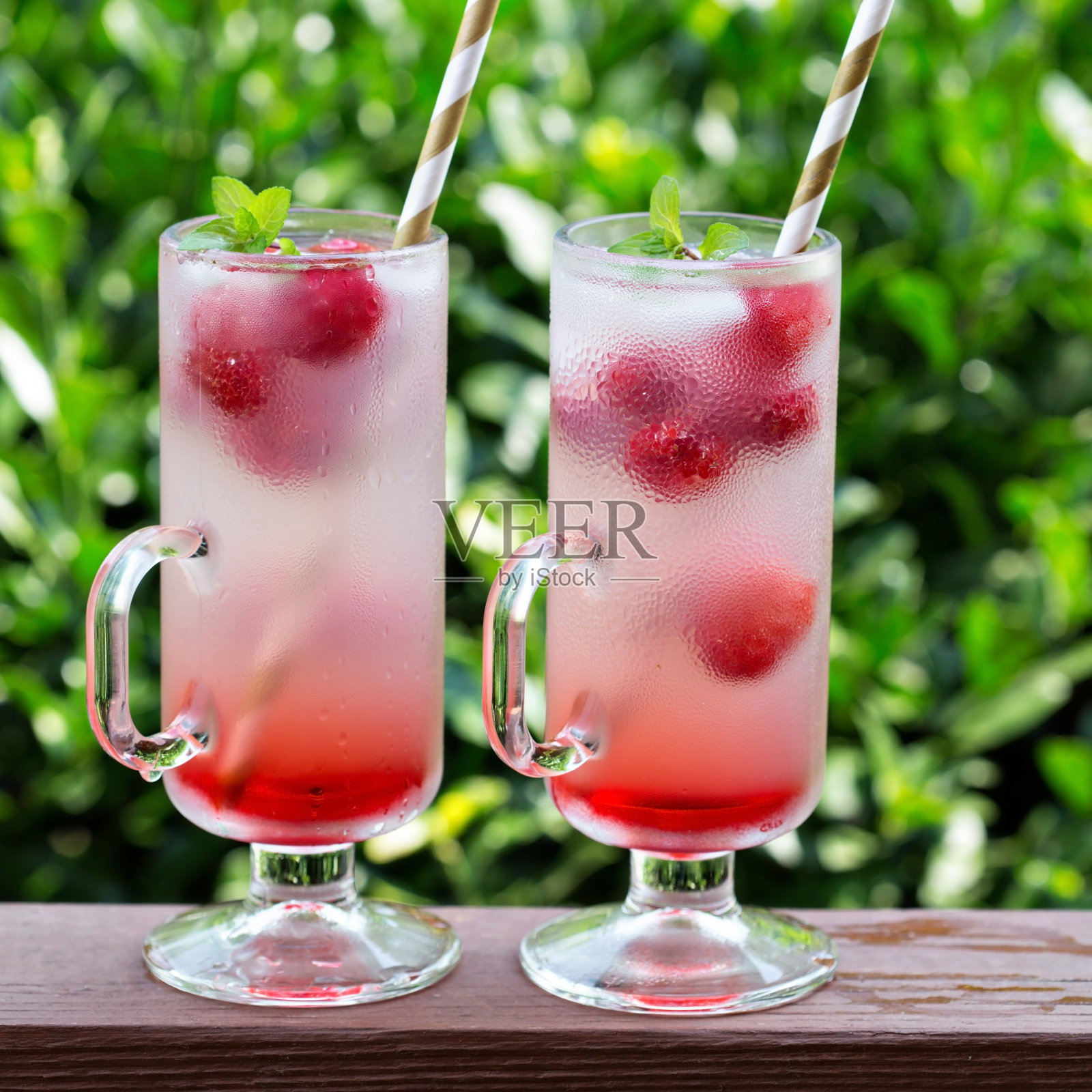 高脚杯中的粉色覆盆子柠檬水照片摄影图片