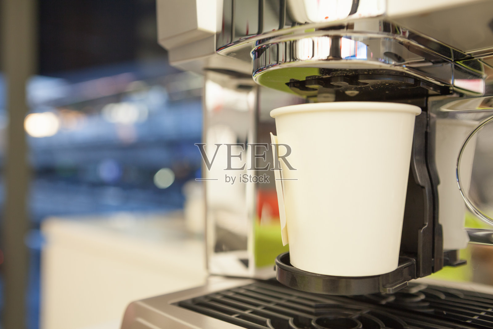 浓缩咖啡机煮咖啡。照片摄影图片