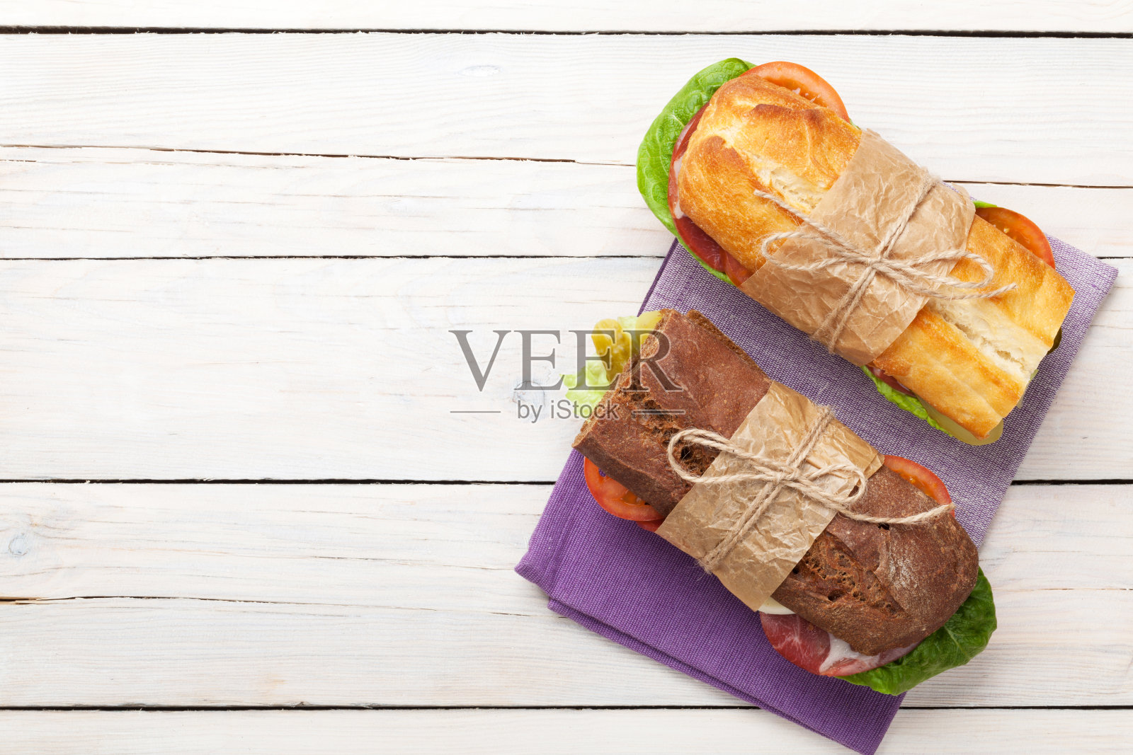 两个三明治加沙拉，火腿，奶酪照片摄影图片