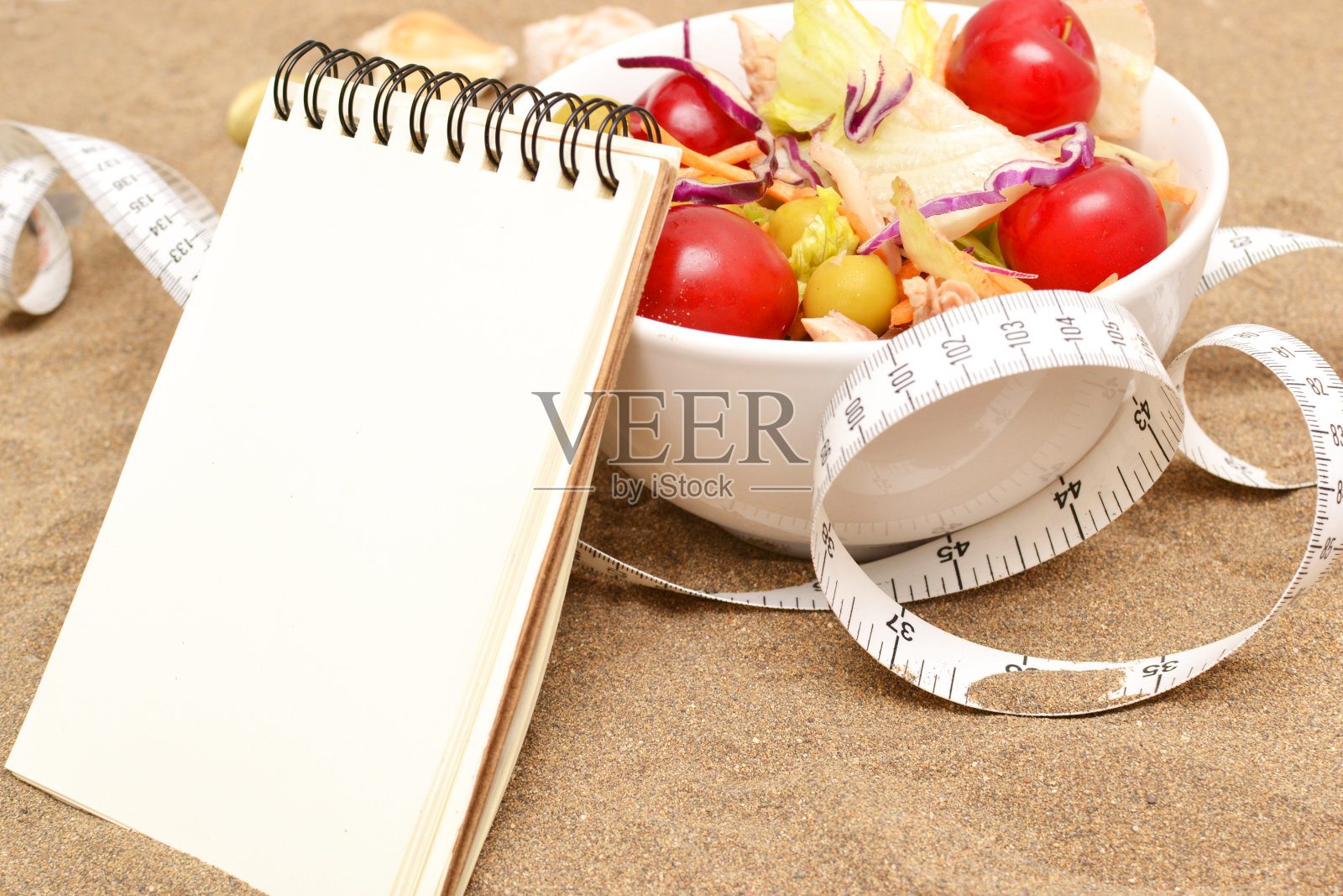 沙拉和卷尺测量沙子照片摄影图片