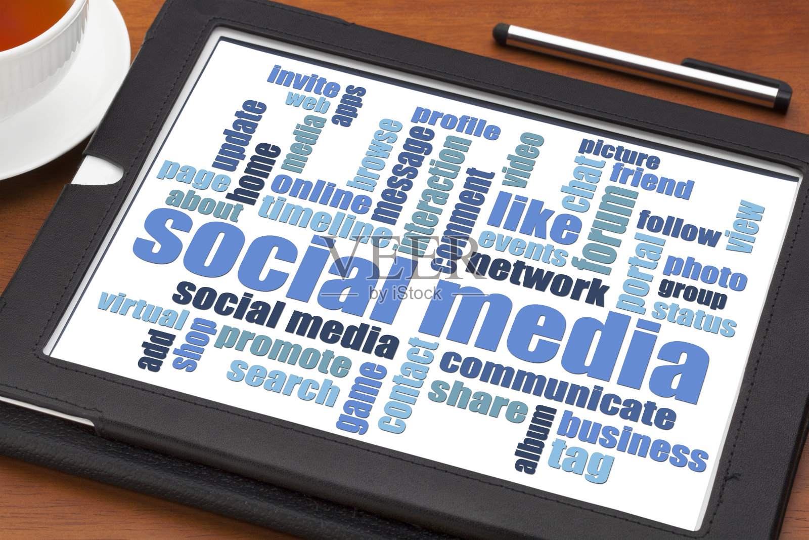 平板电脑上的社交媒体词汇云照片摄影图片