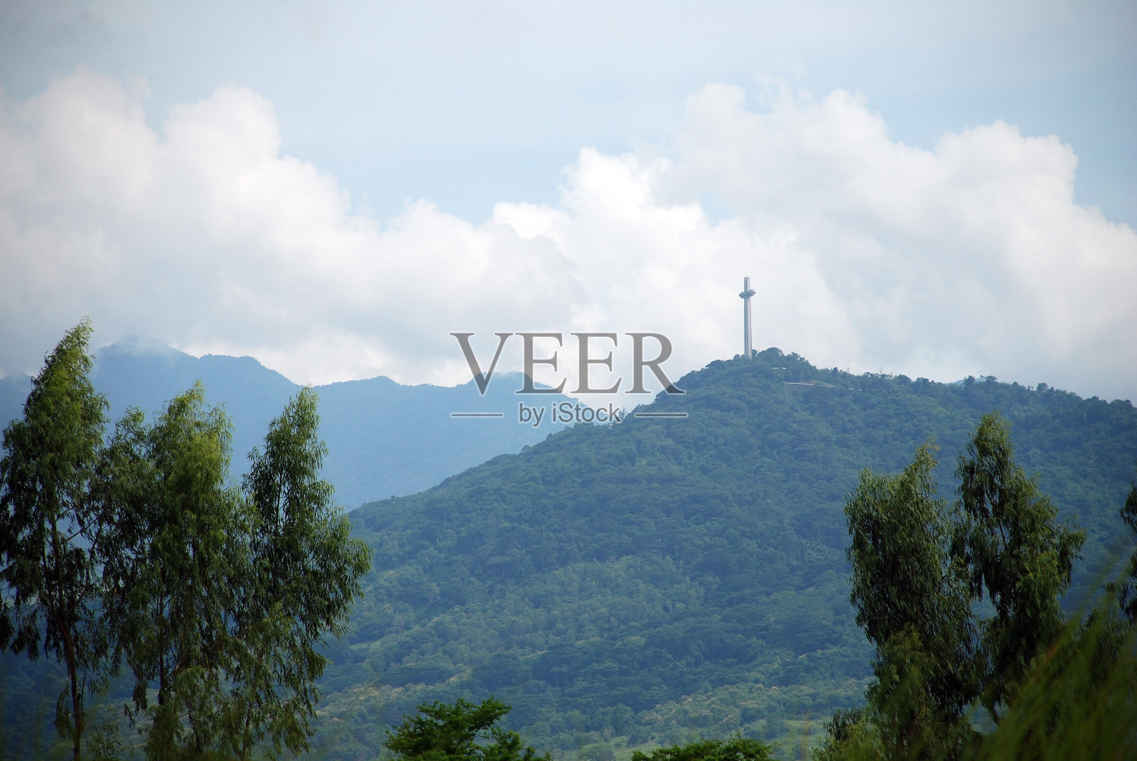 十字架在山上的日出照片摄影图片