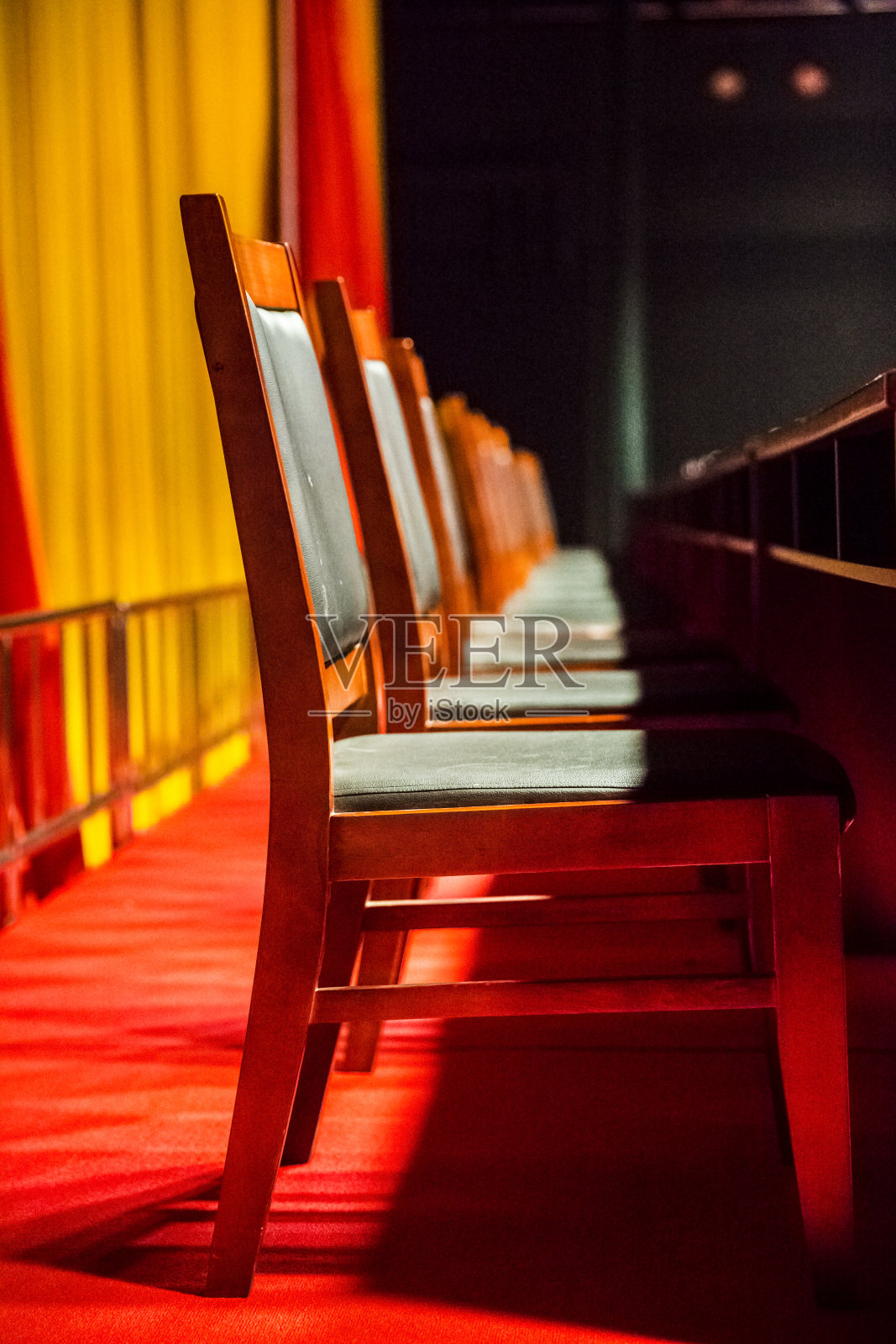 会议上的椅子排成一排照片摄影图片