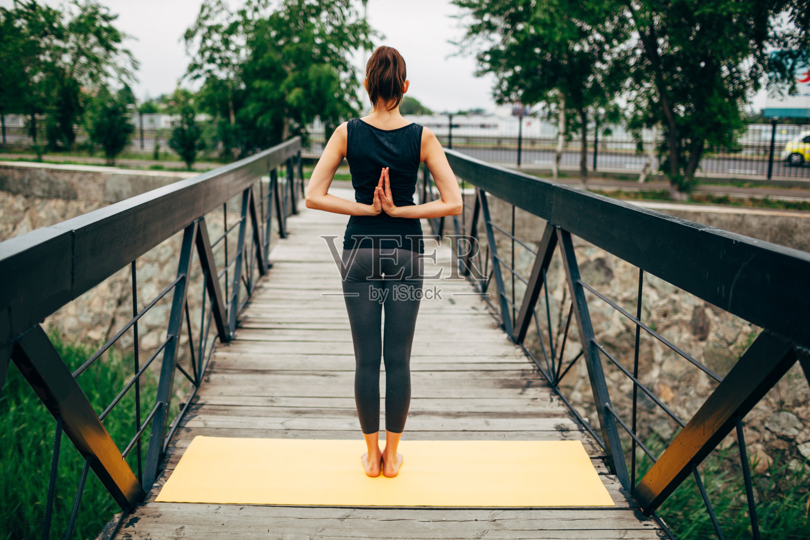 年轻苗条的女人在做瑜伽照片摄影图片