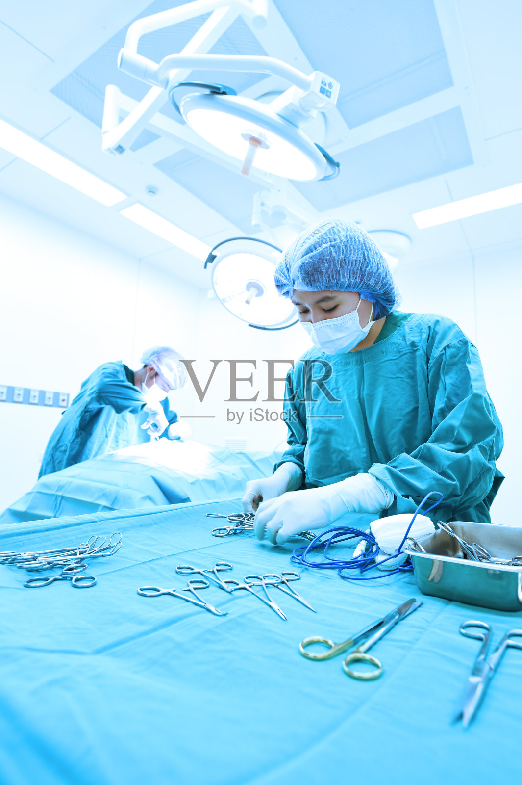 手术室两盏手术灯照片摄影图片