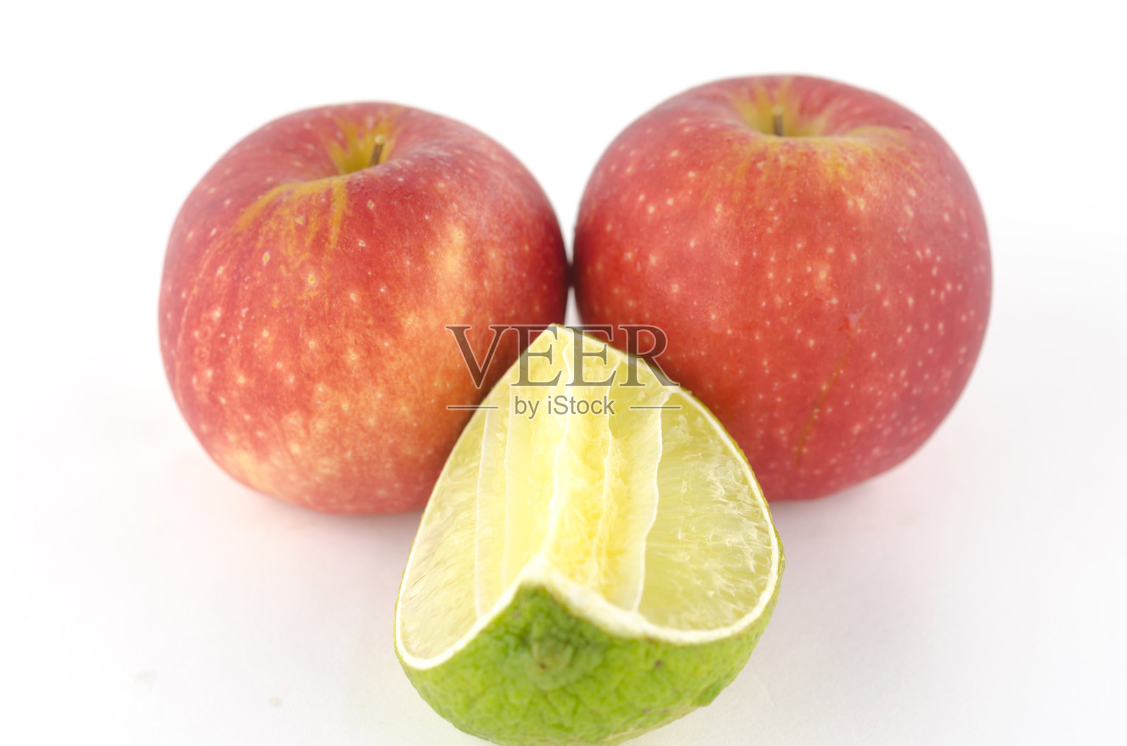 青柠和苹果孤立在白色照片摄影图片