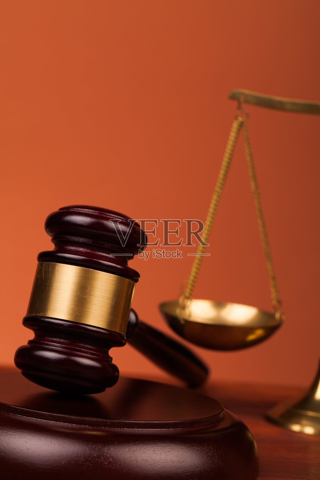 桌子上的法官锤子照片摄影图片