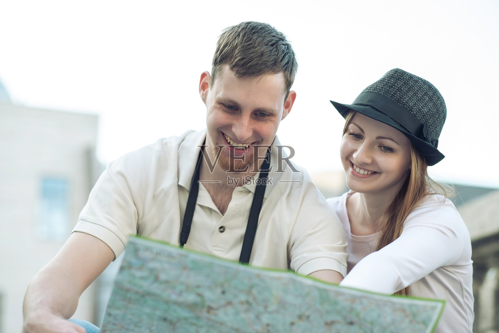 一对旅游夫妇在看城市街道上的地图照片摄影图片