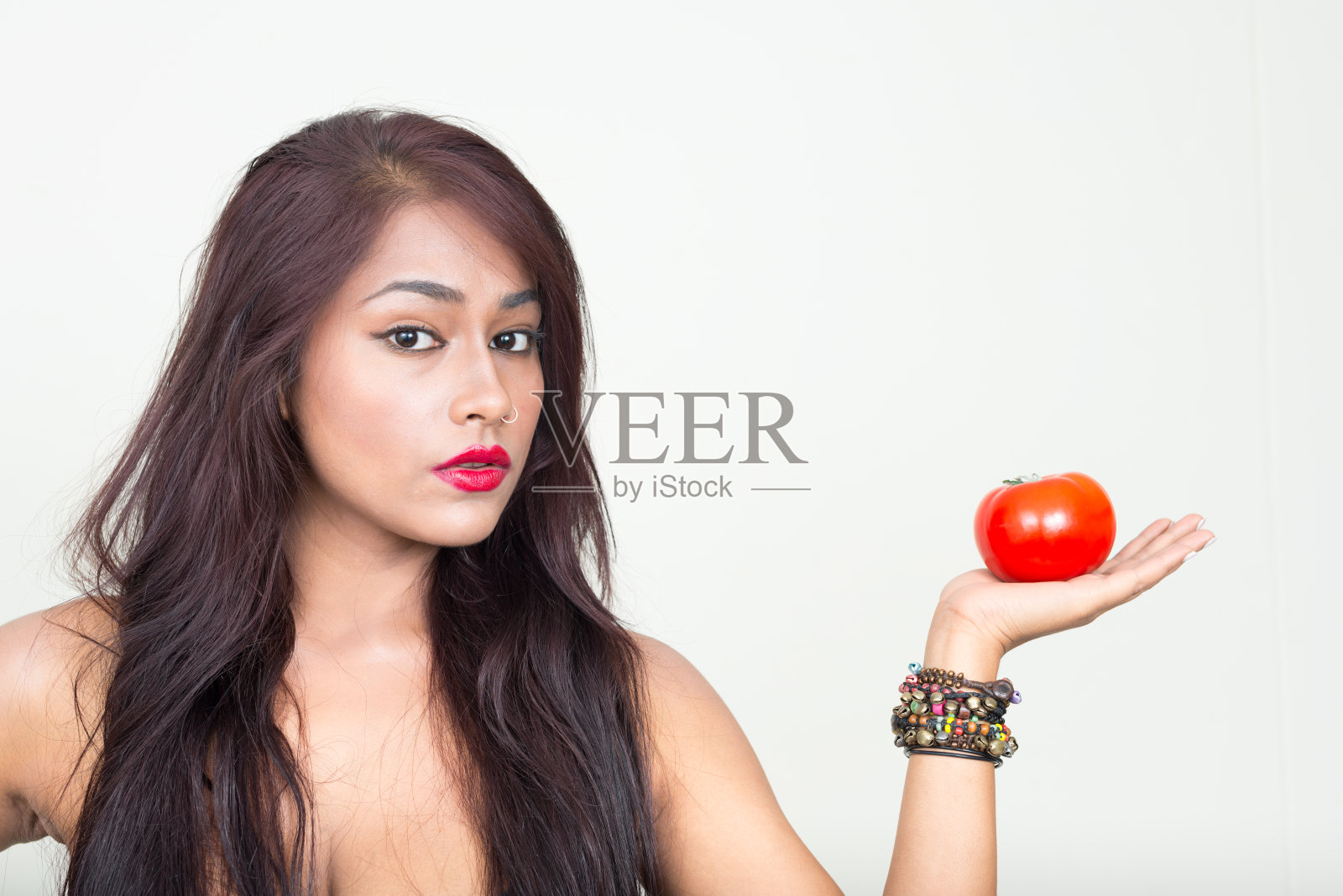 女人抱着西红柿照片摄影图片