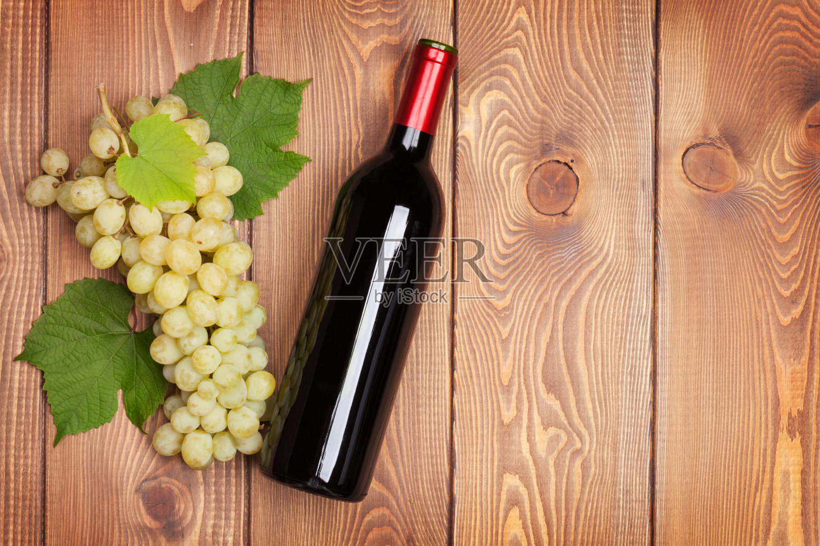 一瓶红酒和一串白葡萄照片摄影图片
