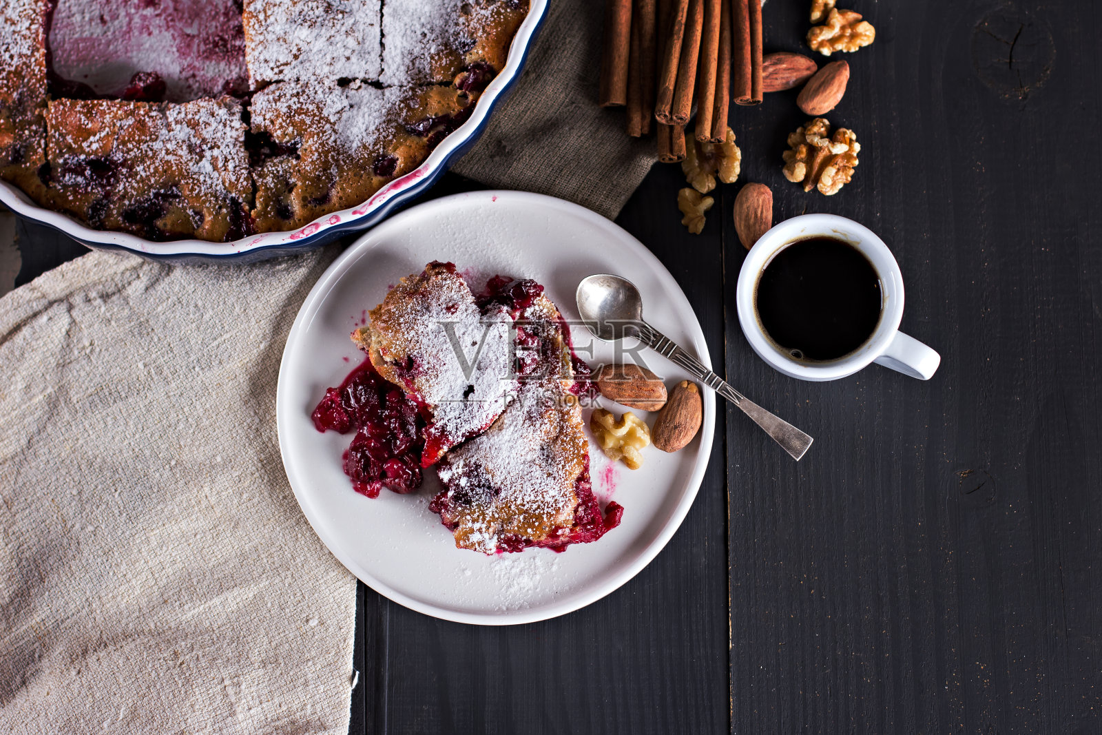 樱桃派和一杯咖啡。照片摄影图片