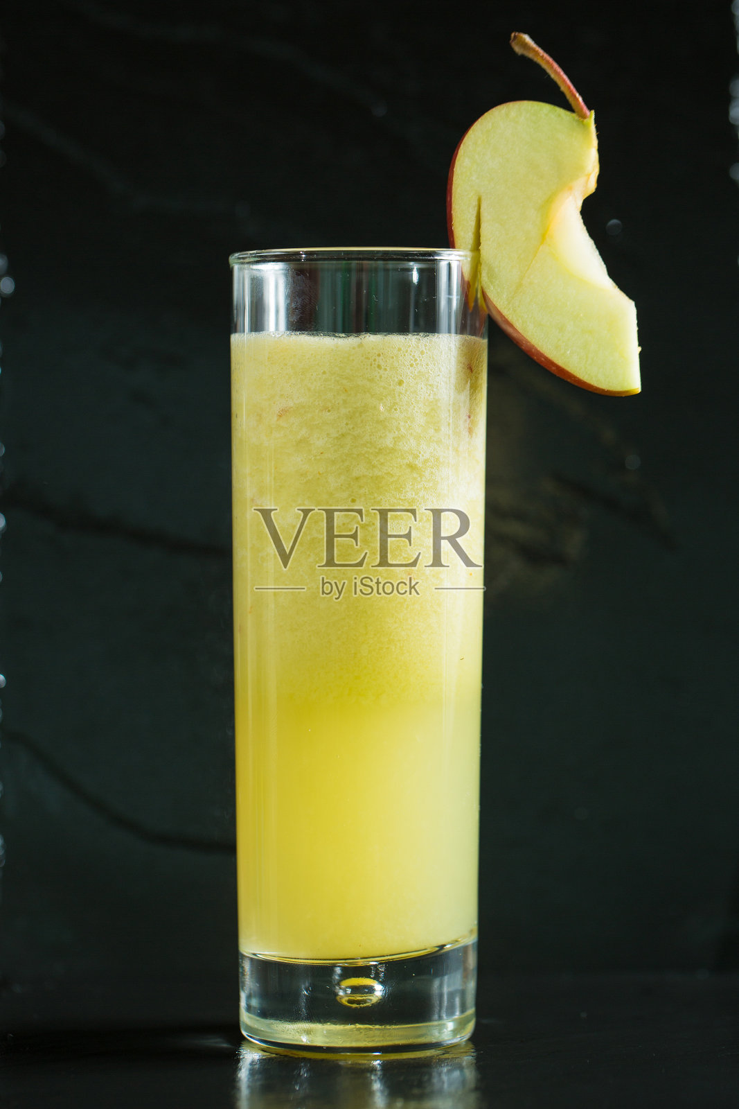 杯子里的苹果汁照片摄影图片