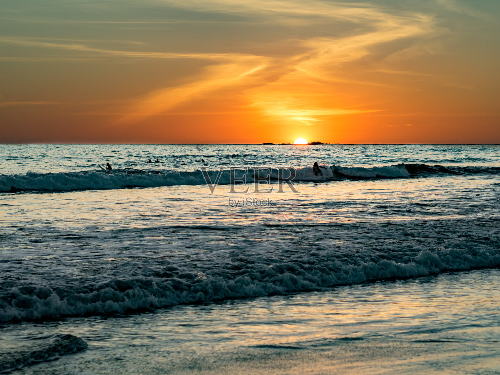 冲浪在日落时分照片摄影图片