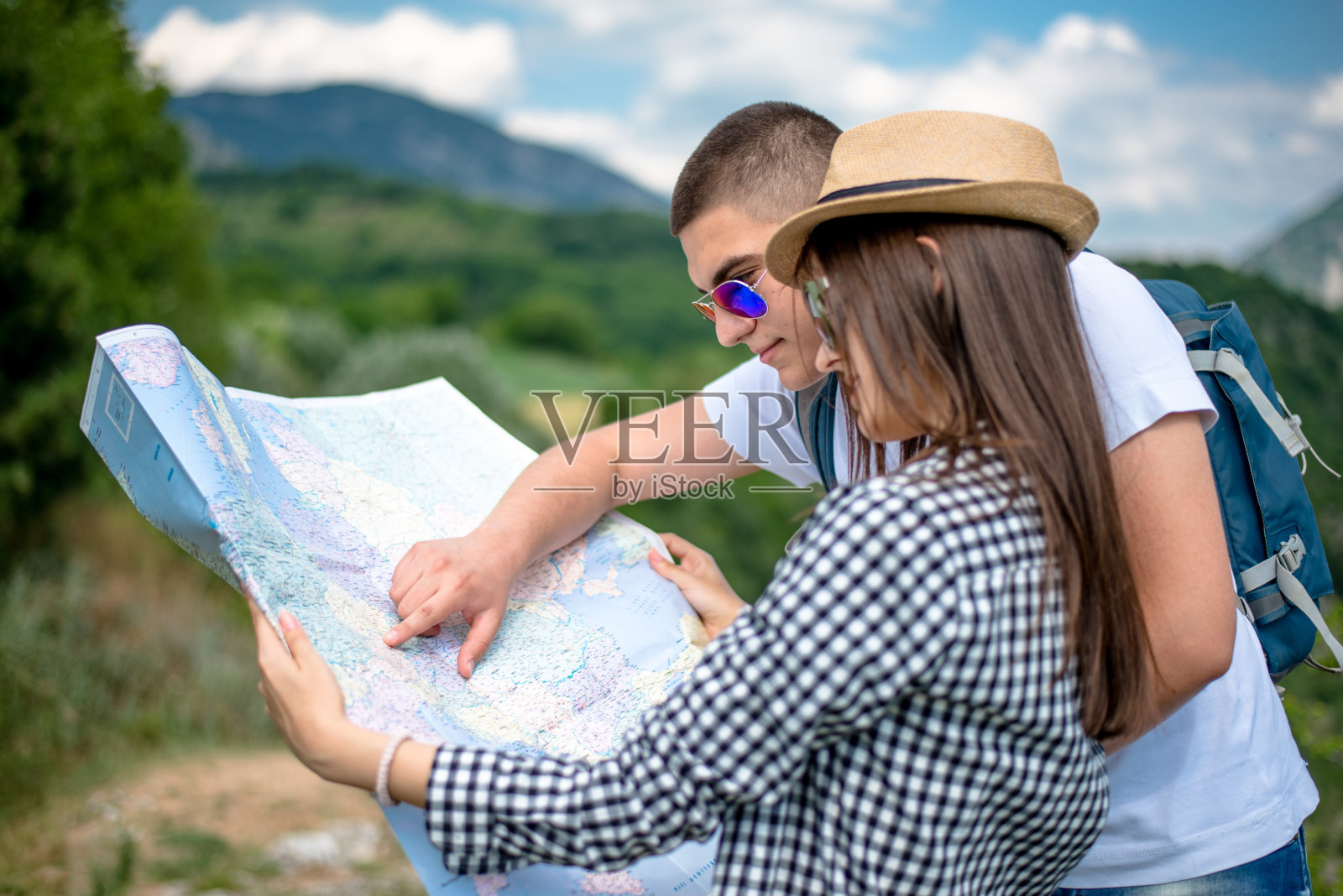 在地图上找到路的徒步旅行者照片摄影图片