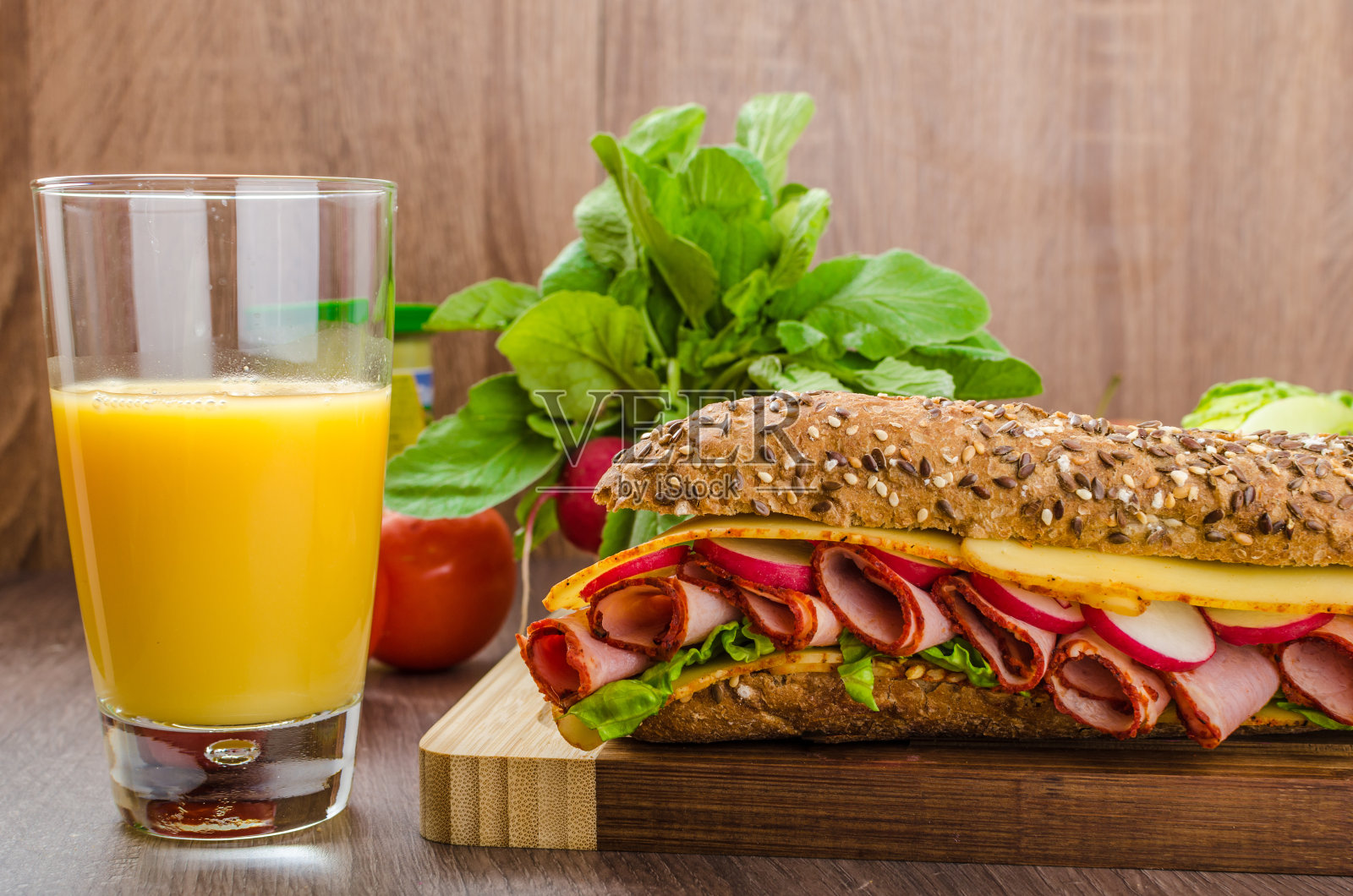 熏臀的全麦法棍面包照片摄影图片