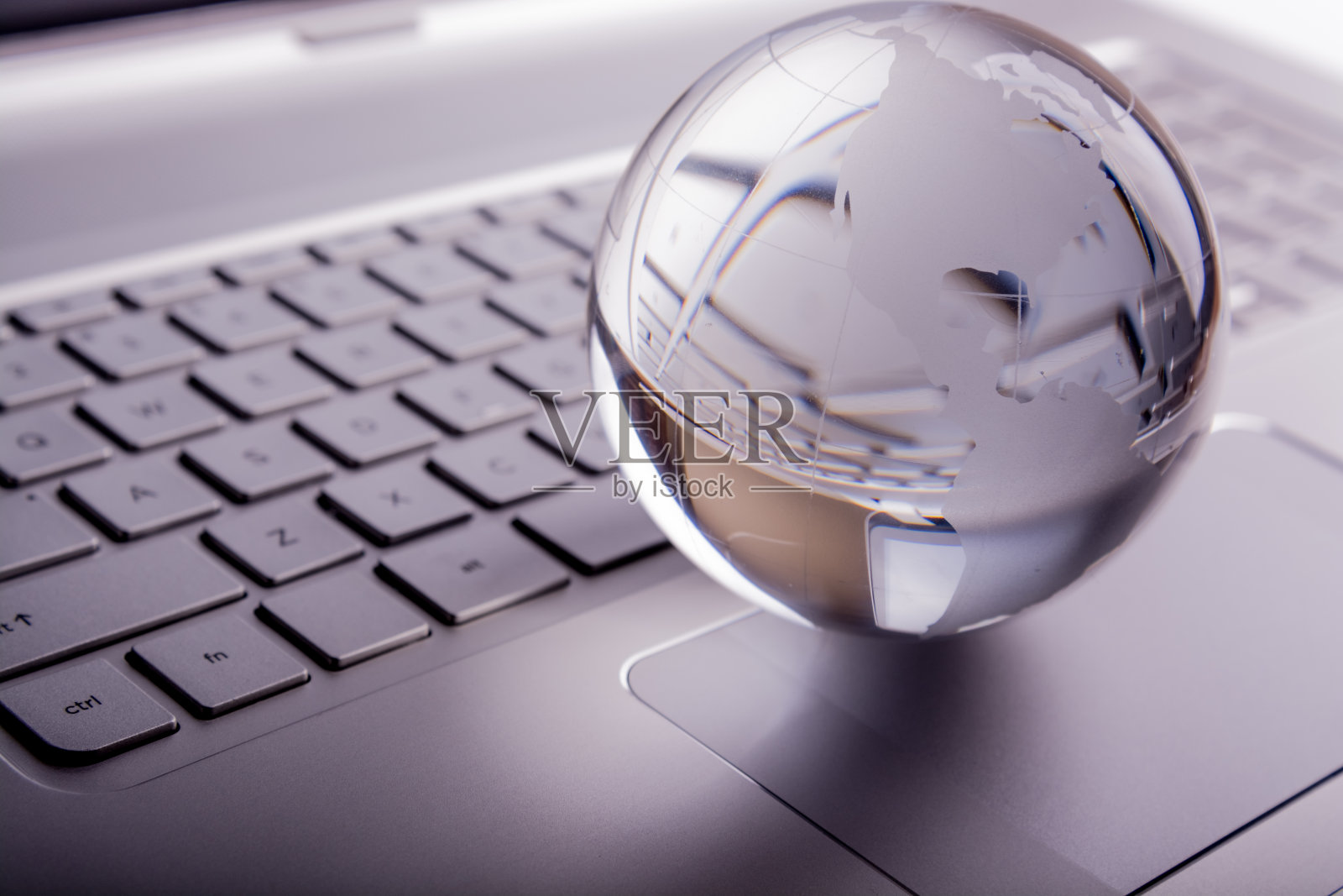 笔记本电脑键盘和地球仪照片摄影图片