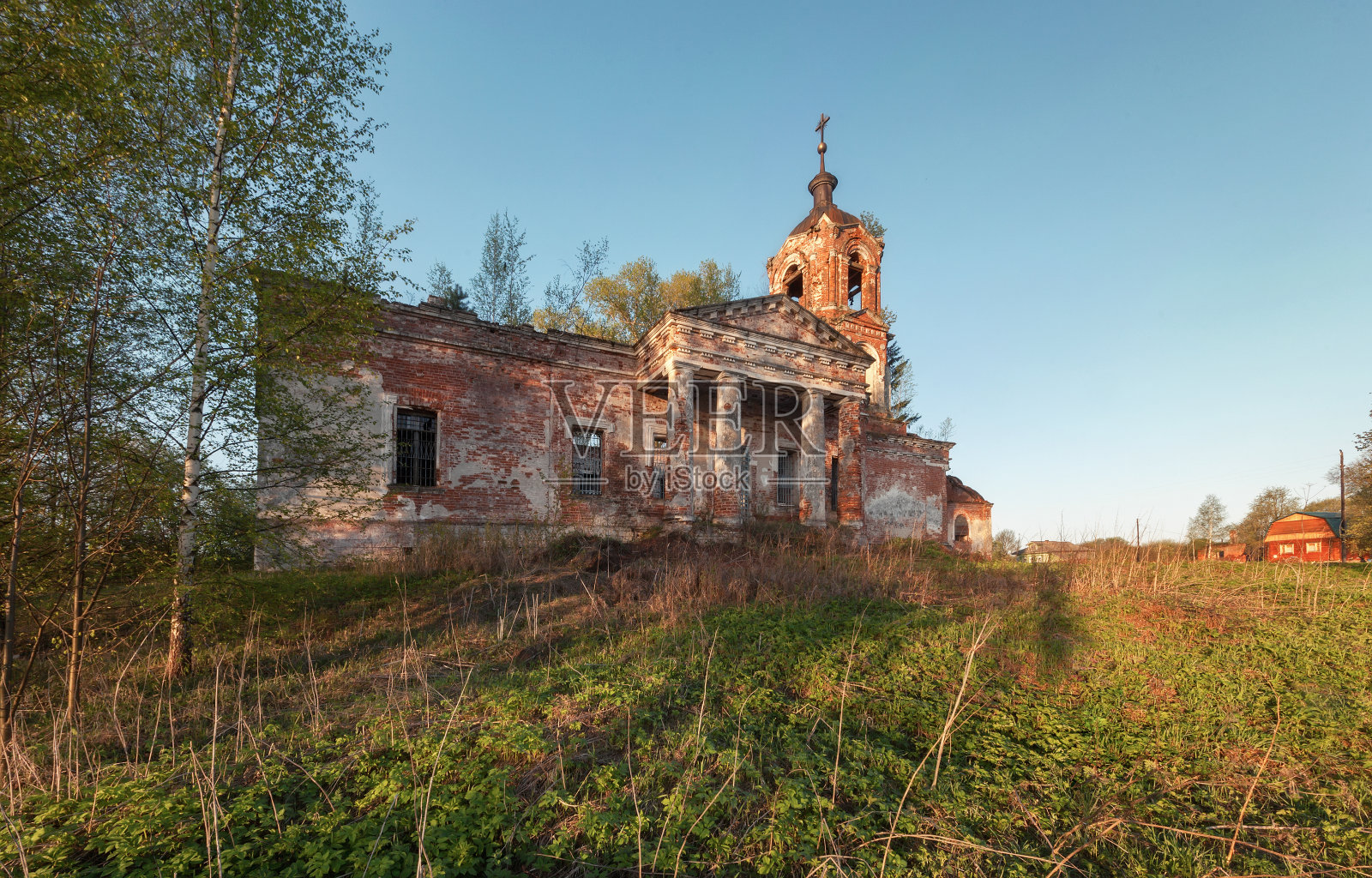 废弃的砖砌东正教教堂照片摄影图片