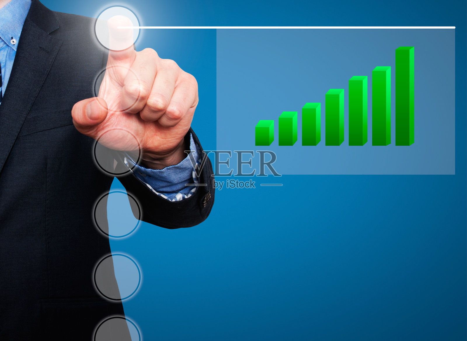 商人身着深色西装按下按钮，画面显示成长图形。照片摄影图片