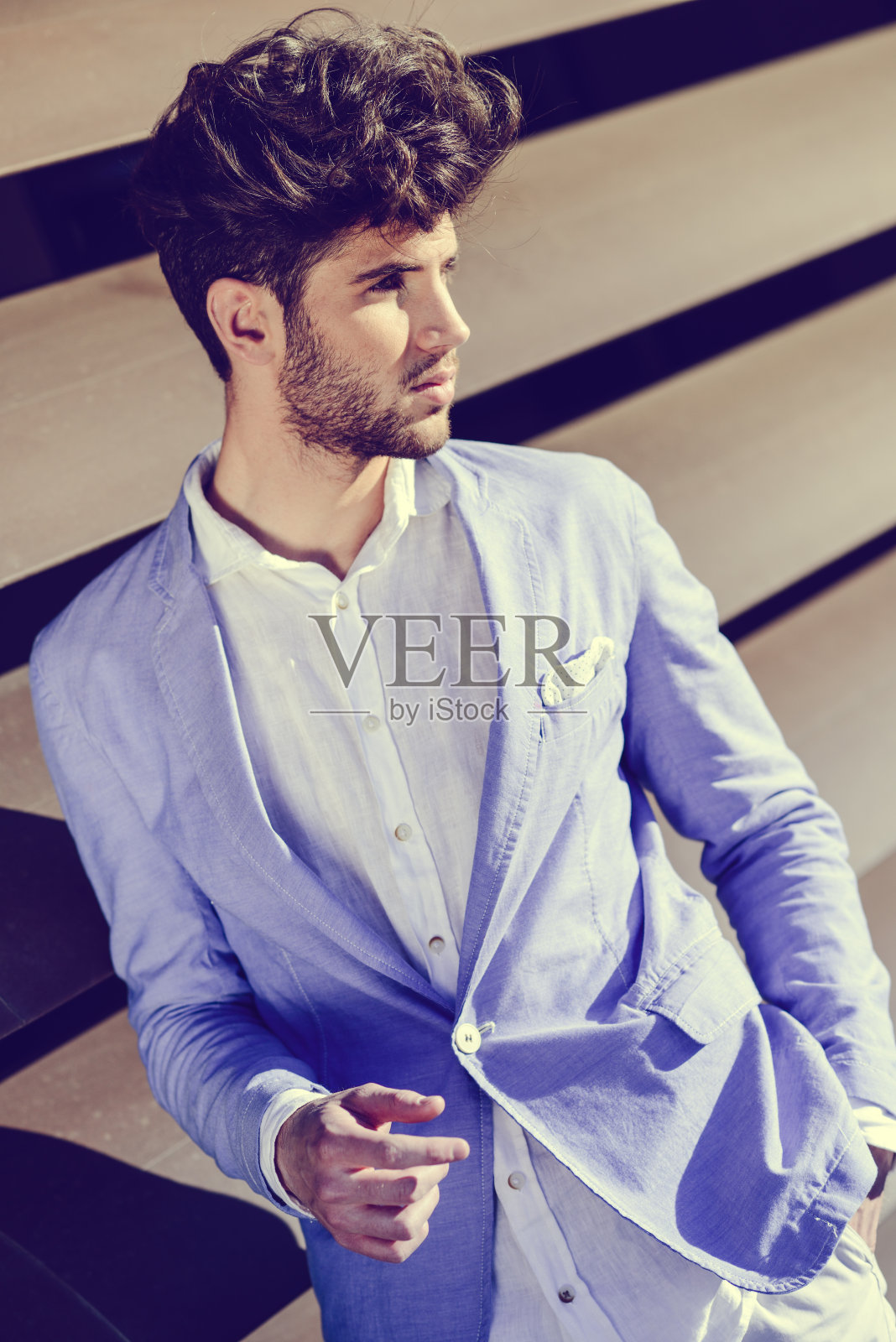 迷人的年轻英俊的男人，时尚的模特在城市backgro照片摄影图片