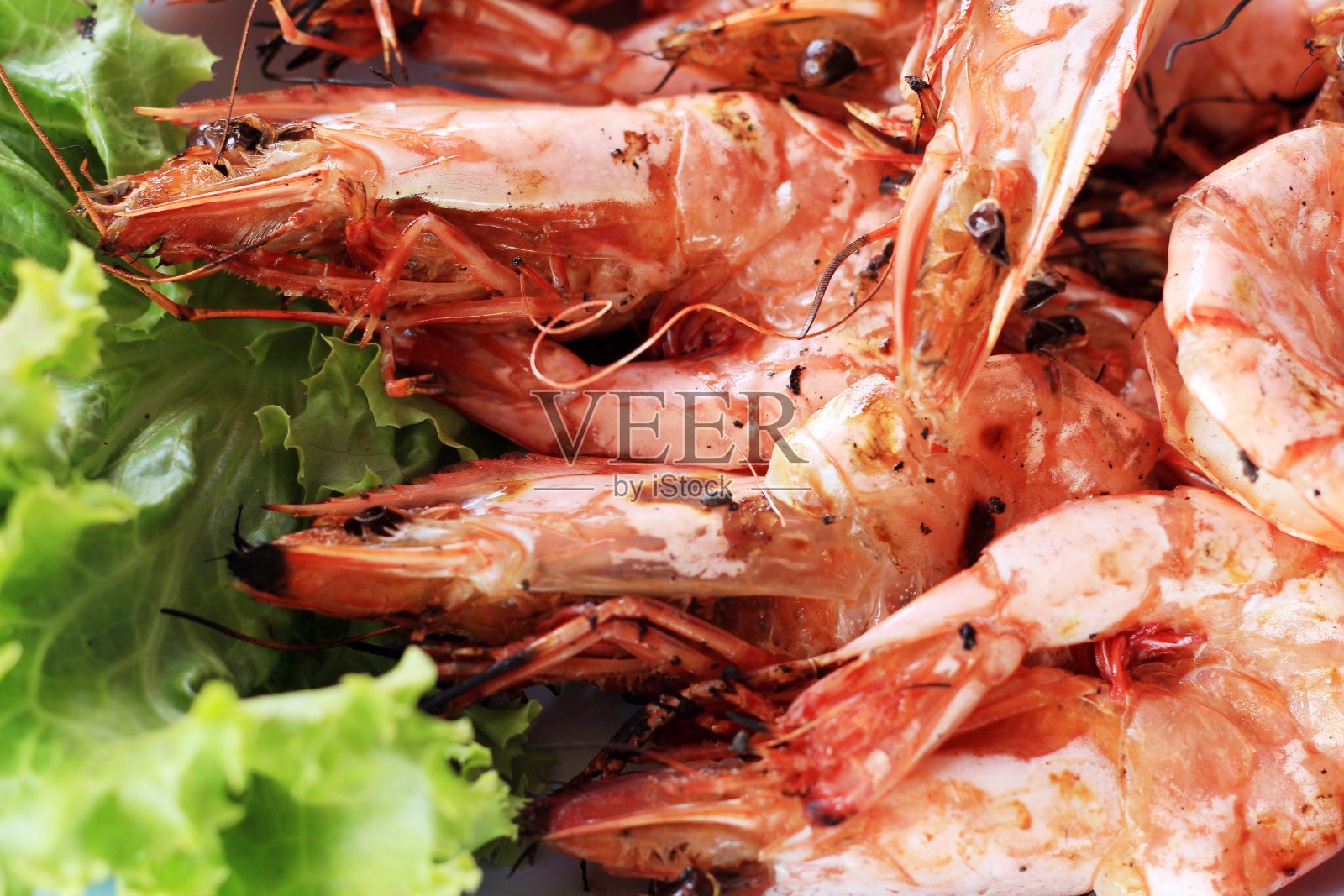 烤虾准备上桌了照片摄影图片