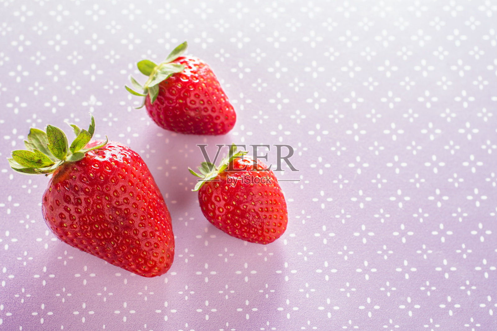 淡紫色和白色餐桌上的草莓果第一部分照片摄影图片